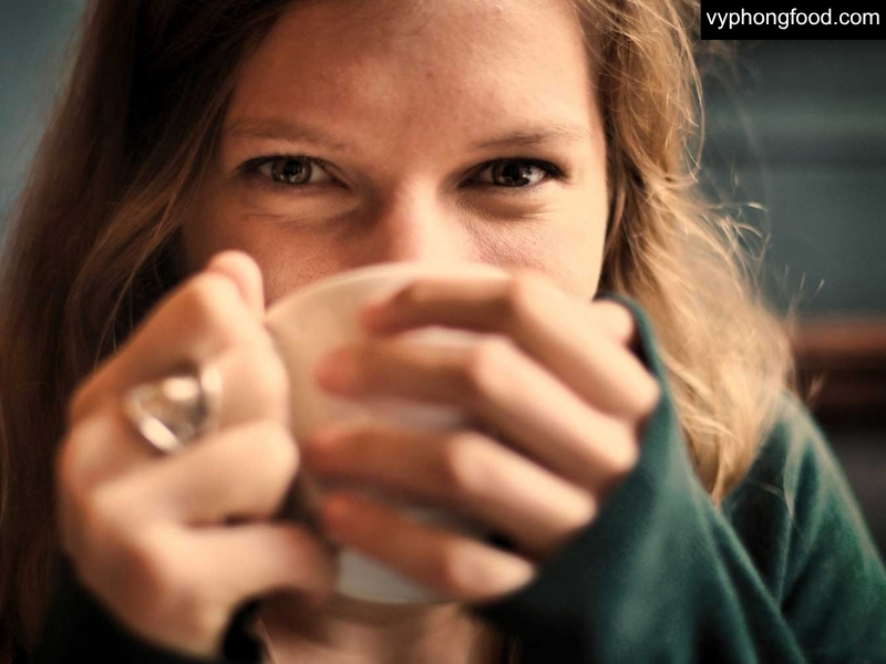 Cup of South African rooibos tea showing a smooth, naturally sweet, slightly nutty and malty flavor with warm woody aroma; low tannin, caffeine-free, and ideal for hot or iced brewing.