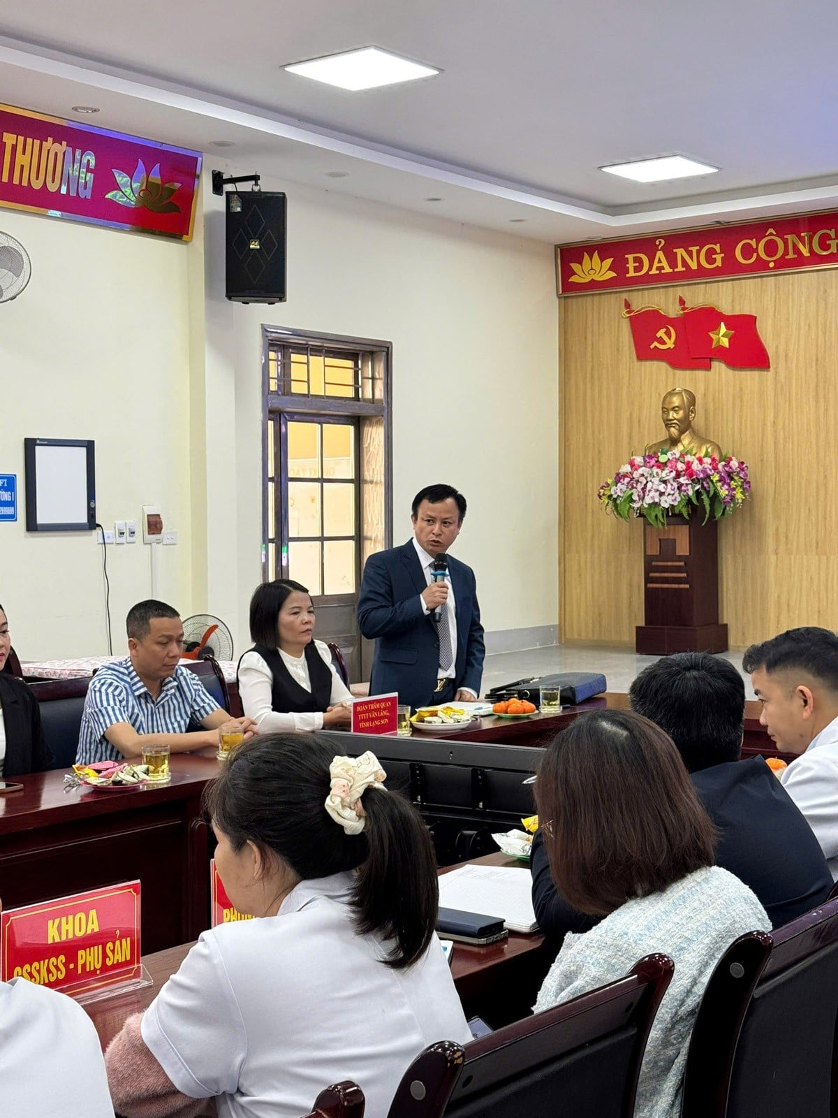 Cán bộ y tế thảo luận quy trình vận hành bệnh án điện tử E-EMR tại Trung tâm Y tế Thanh An