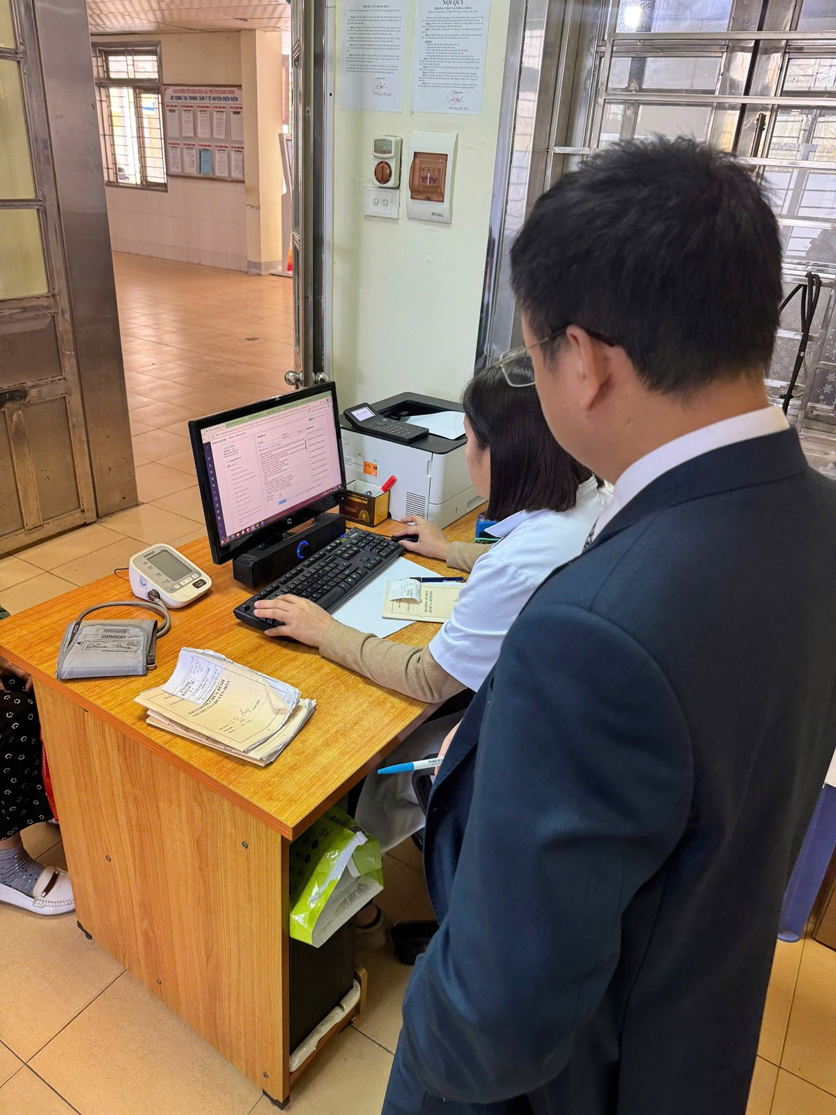 Cán bộ y tế thực hành sử dụng phần mềm bệnh án điện tử E-EMR tại Trung tâm Y tế Thanh An