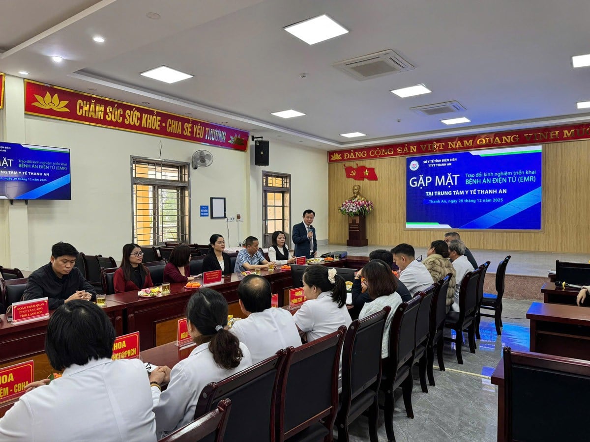 Đại diện Sở Y tế Điện Biên và Trung tâm Y tế Thanh An trao đổi kinh nghiệm triển khai bệnh án điện tử E-EMR