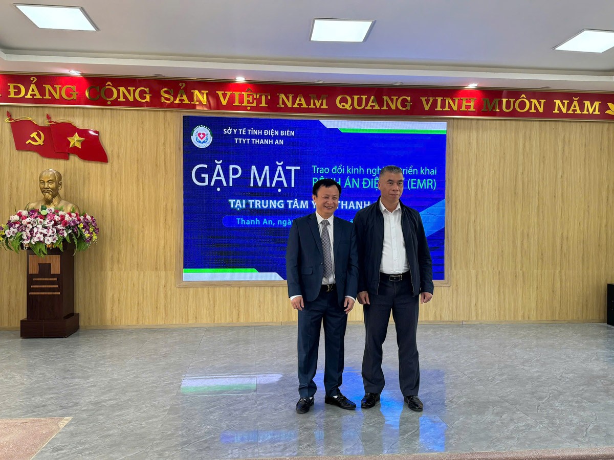 Lãnh đạo các đơn vị chụp ảnh lưu niệm tại buổi trao đổi triển khai bệnh án điện tử E-EMR ở Trung tâm Y tế Thanh An