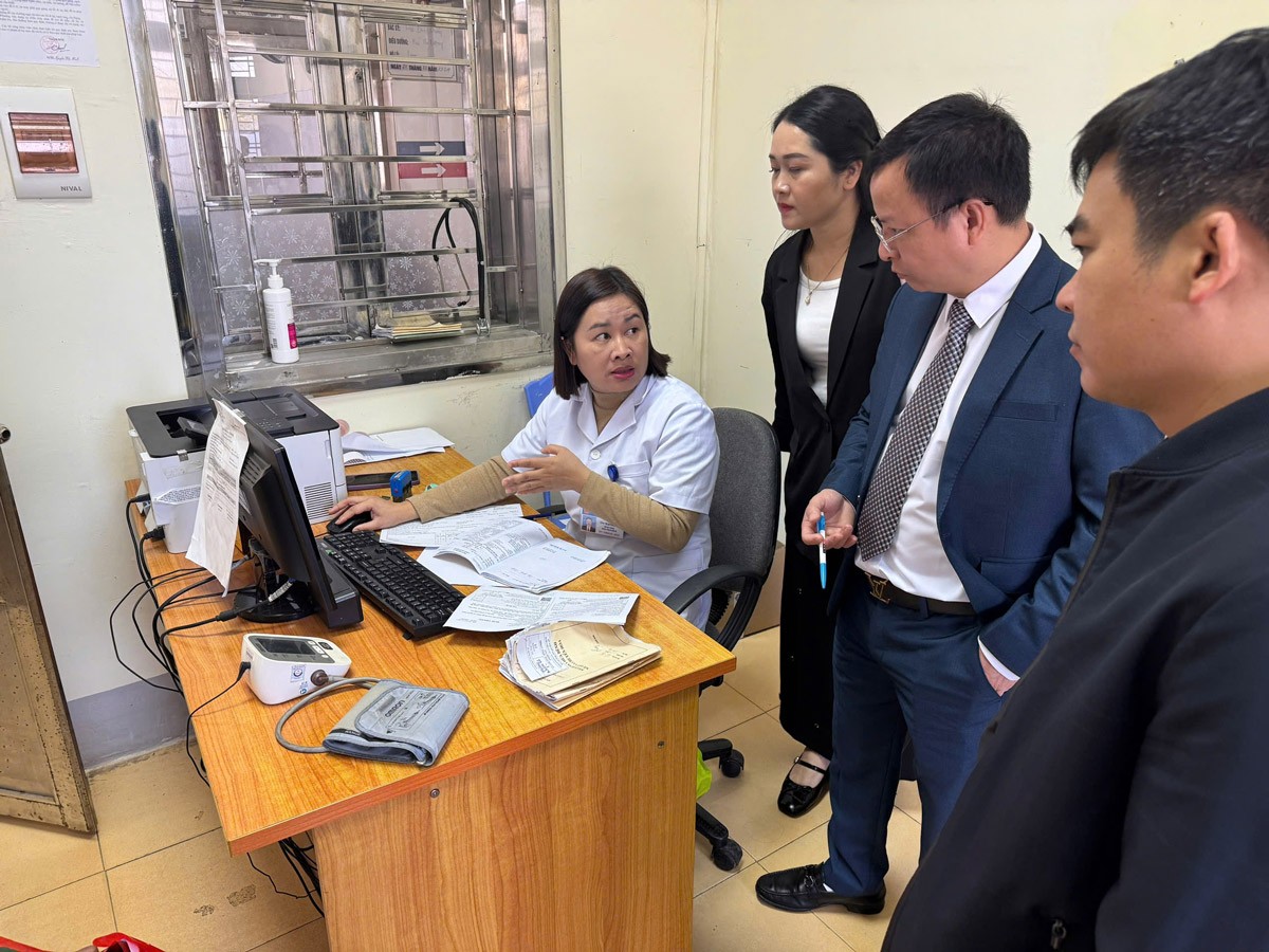 Đoàn công tác khảo sát quy trình nhập liệu và quản lý hồ sơ trên hệ thống bệnh án điện tử E-EMR