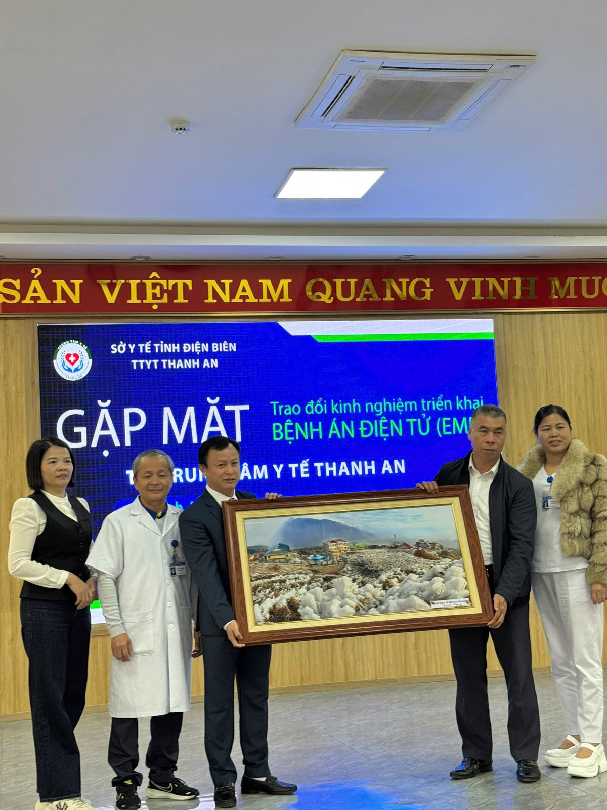 Đại diện các đơn vị trao tặng quà lưu niệm tại buổi gặp mặt trao đổi kinh nghiệm triển khai bệnh án điện tử E-EMR