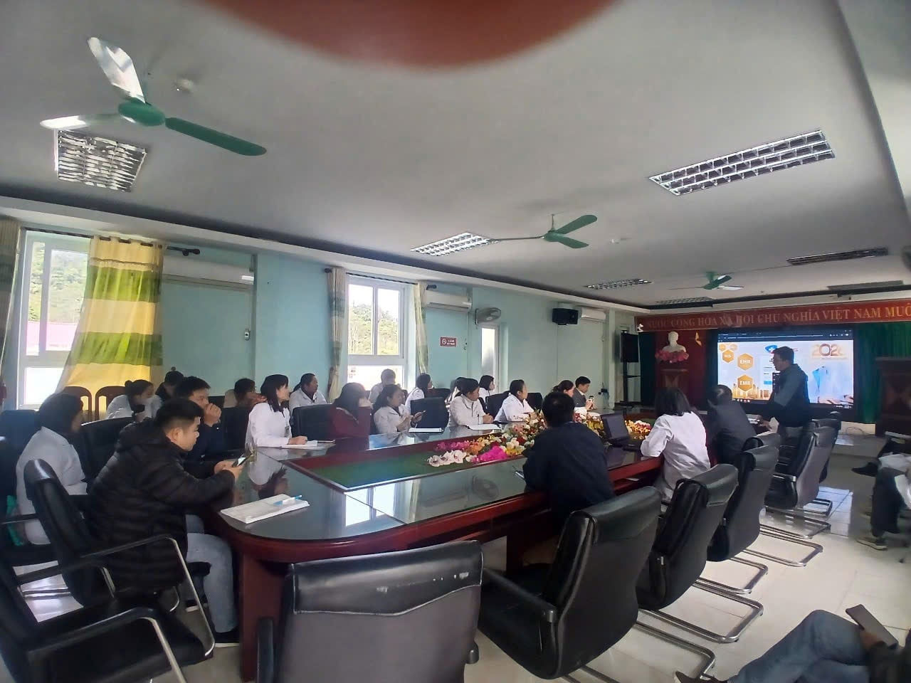 Song Ân demo mô hình bệnh án điện tử E-EMR tại Trung tâm Y tế khu vực Văn Lãng