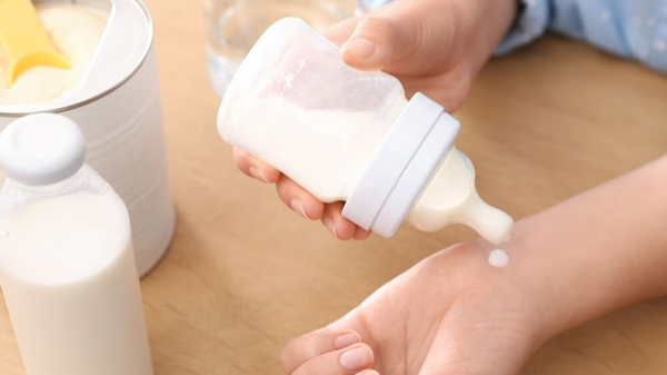 Cách kiểm tra nhiệt độ nước pha sữa cho bé - Nuvi Grow Height