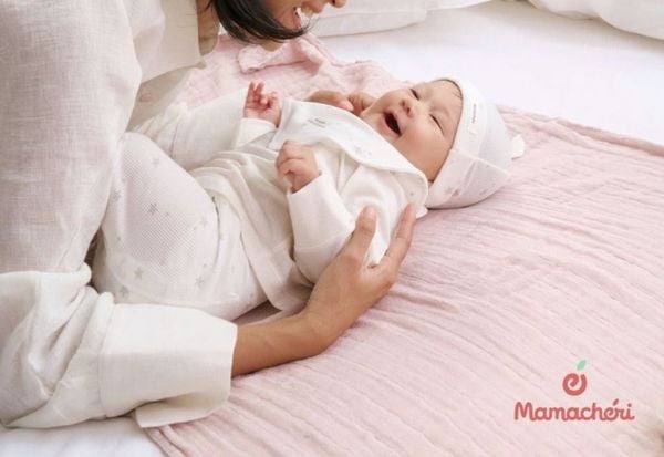 Cho bé mặc đủ lớp không quá dày để bé giữ ấm và thấy thoải mái