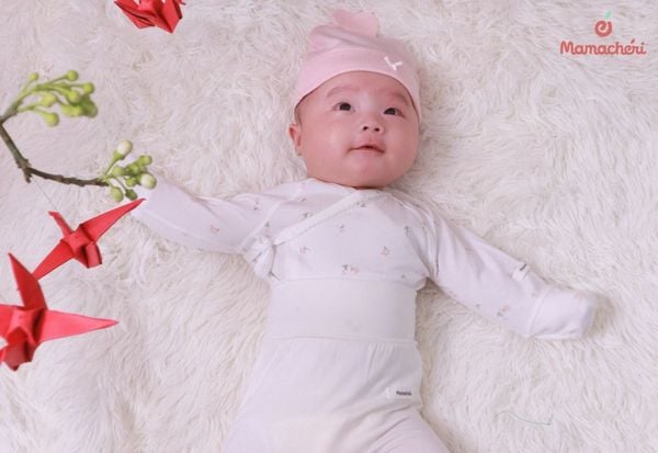 Mũ che thóp là món đồ quen thuộc của các em bé sơ sinh