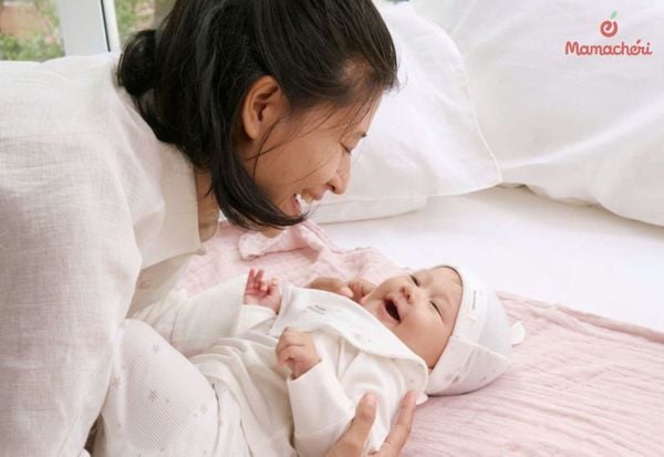 Chỉ đội mũ che thóp cho trẻ sơ sinh khi bé cần giữ ấm