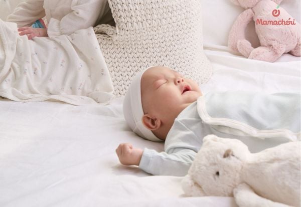 Chọn mũ che thóp cho bé chất liệu thấm hút và vừa vặn vòng đầu
