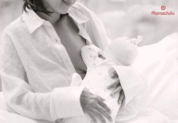 Đội mũ che thóp khi em bé vừa chào đời để thích nghi với môi trường bên ngoài