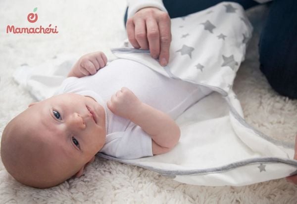 Kỹ thuật quấn khăn giúp em bé ngủ ngon giấc hơn