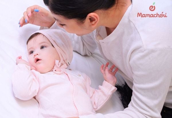Bố mẹ có thể thử hát ru cho bé dễ ngủ