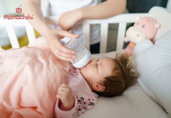 Bố mẹ không nên cho bé bú quá no trước khi đi ngủ