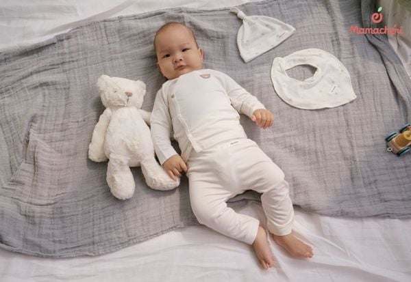 Mẹ nên chọn lựa đồ sơ sinh dựa trên sự thoải mái và chất liệu an toàn cho bé.