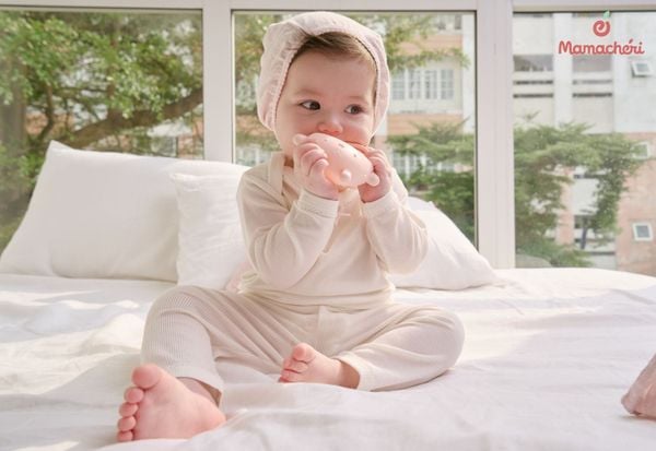 Trang phục đạt chuẩn OEKO-TEX® Class 1 tại Mamacheri giúp bé luôn thoải mái trong từng khoảnh khắc đầu đời.