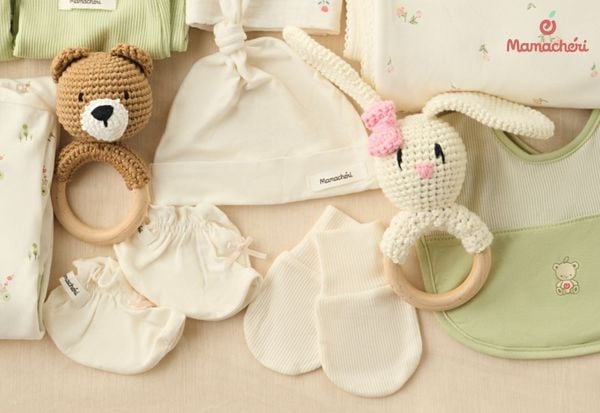 Nón và các phụ kiện dễ thương là món quà rất dễ tặng sinh nhật cho bé gái 1 tuổi