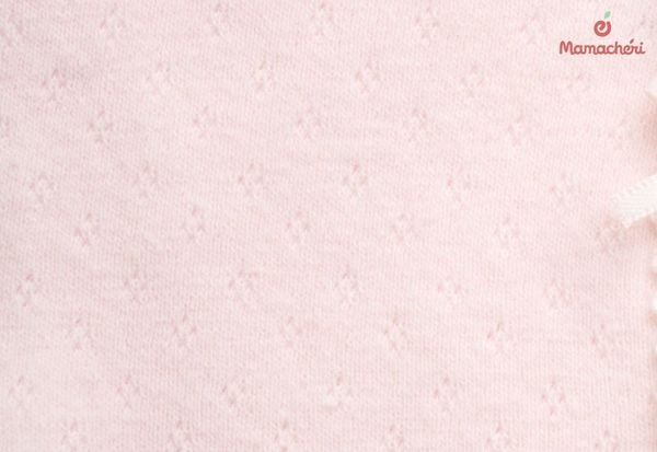 Cấu trúc dệt Jacquard đặc biệt tạo nên bề mặt vải Aircotton thoáng khí và mềm mại.