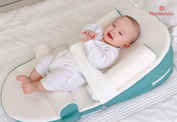 Có nên nằm gối chống trào ngược cho trẻ sơ sinh không?