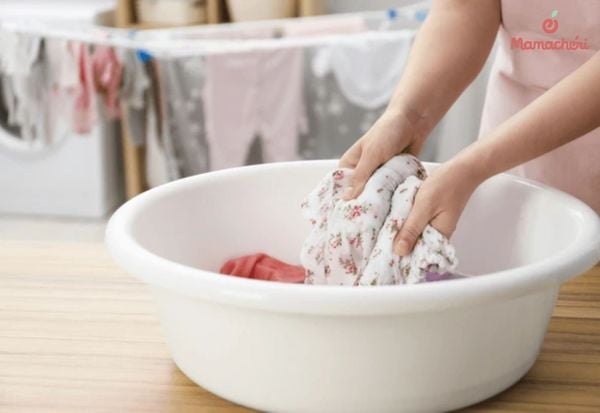 Ưu tiên giặt đồ cho trẻ sơ sinh bằng tay