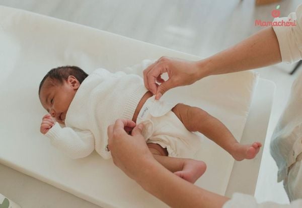 Quấn tã vừa đủ ấm giúp bé cảm thấy an tâm mà không gây bí bách hay ảnh hưởng đến khớp háng.