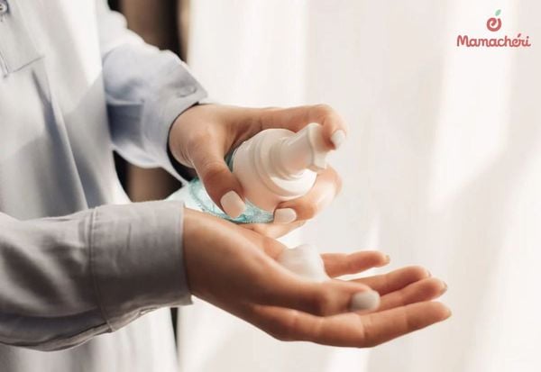 Rửa tay sạch là bước đệm quan trọng để bảo vệ hệ miễn dịch non nớt của con khỏi các tác nhân gây hại.