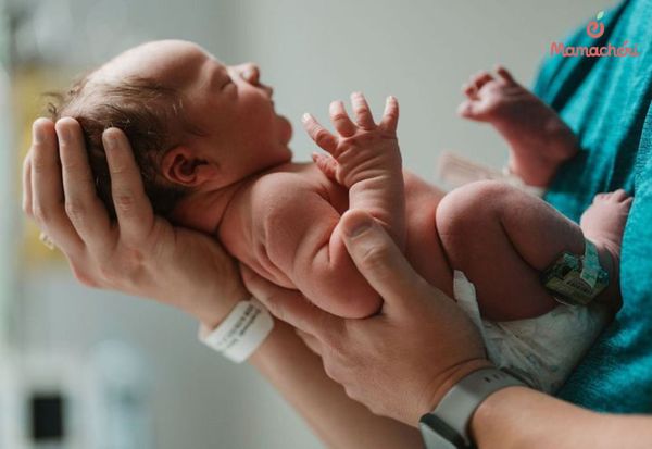 Luôn nâng đỡ vùng đầu và cổ một cách nhẹ nhàng giúp bảo vệ hệ xương còn non yếu của trẻ.