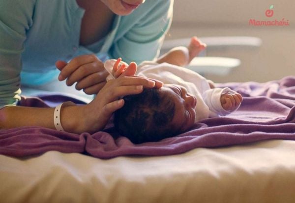 Sự nâng niu trong từng cái chạm giúp bé cảm thấy an tâm và bình yên hơn.