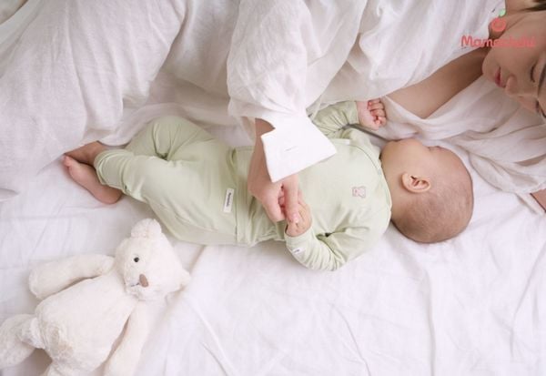 Mỗi khoảnh khắc da kề da là sợi dây gắn kết thiêng liêng, mang lại sự bình yên cho bé yêu.