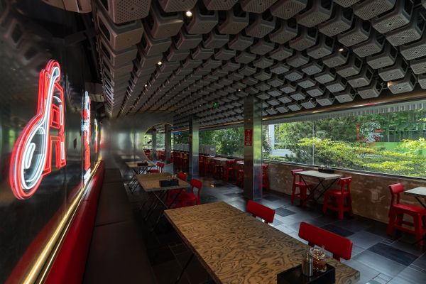 Check-in Renge Ramen cinematic không gian đèn lồng đỏ rực rỡ buổi đêm
