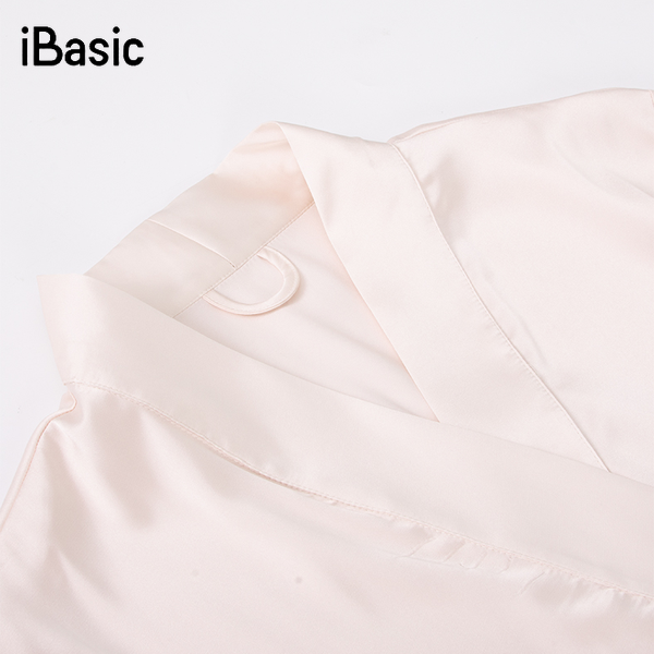 cận cảnh chi tiết đường may và bề mặt lụa satin mềm mịn