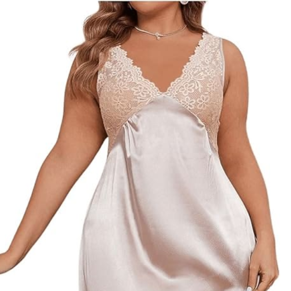 cô gái bigsize mặc váy ngủ satin