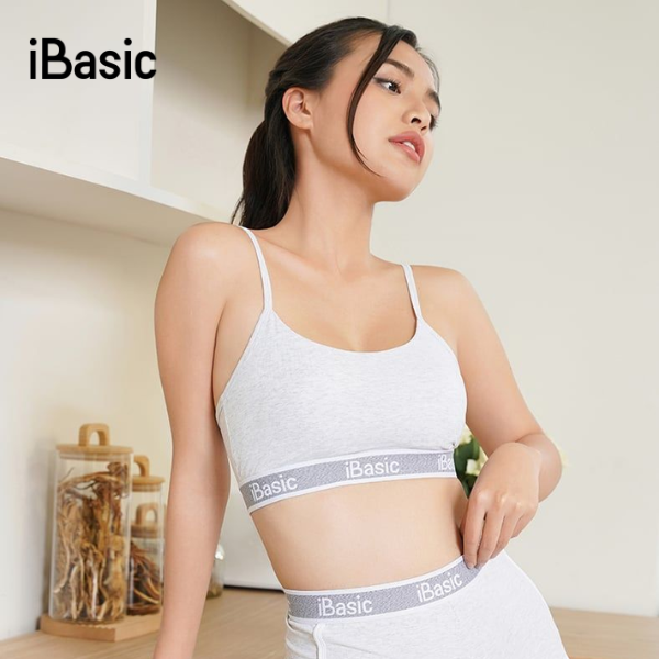 cô gái mặc áo lá người lớn ở nhà