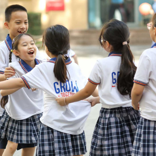 các bé gái chơi đùa vui vẻ