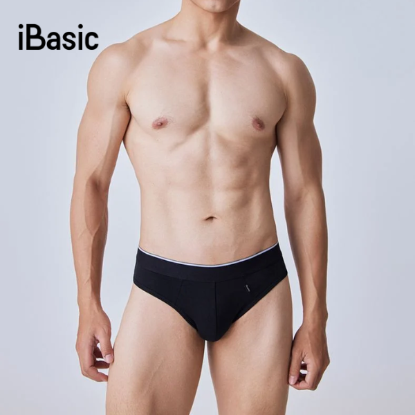 model mặc quần brief