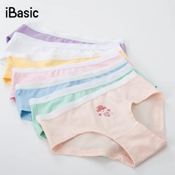 nhiều quần lót bé gái trải lên bề mặt trắng