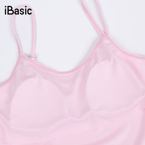 cận cảnh phần thân trên đầm satin có chun ngực và dây mảnh, cho thấy đầm đã tự nâng đỡ sẵn