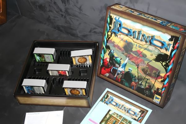 Bài Đánh Giá - Review - Dominion – Xây Dựng Bộ Bài, Mở Rộng Vương Quốc Và Chinh Phục Ngai Vàng!