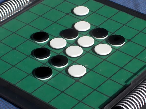 Cờ Lật (Othello/Reversi) - Cuộc chiến của sự đảo chiều