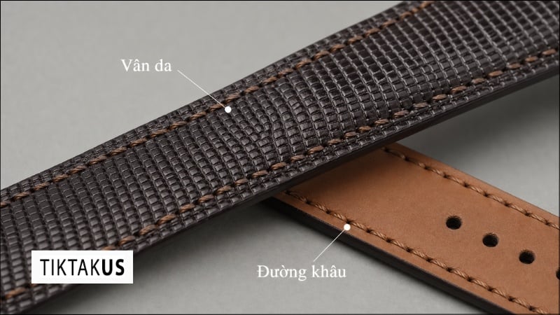 Cận cảnh vân hạt vảy kỳ đà và đường chỉ khâu chéo Saddle stitch, mặt sau lộ lớp da lót Zermatt
