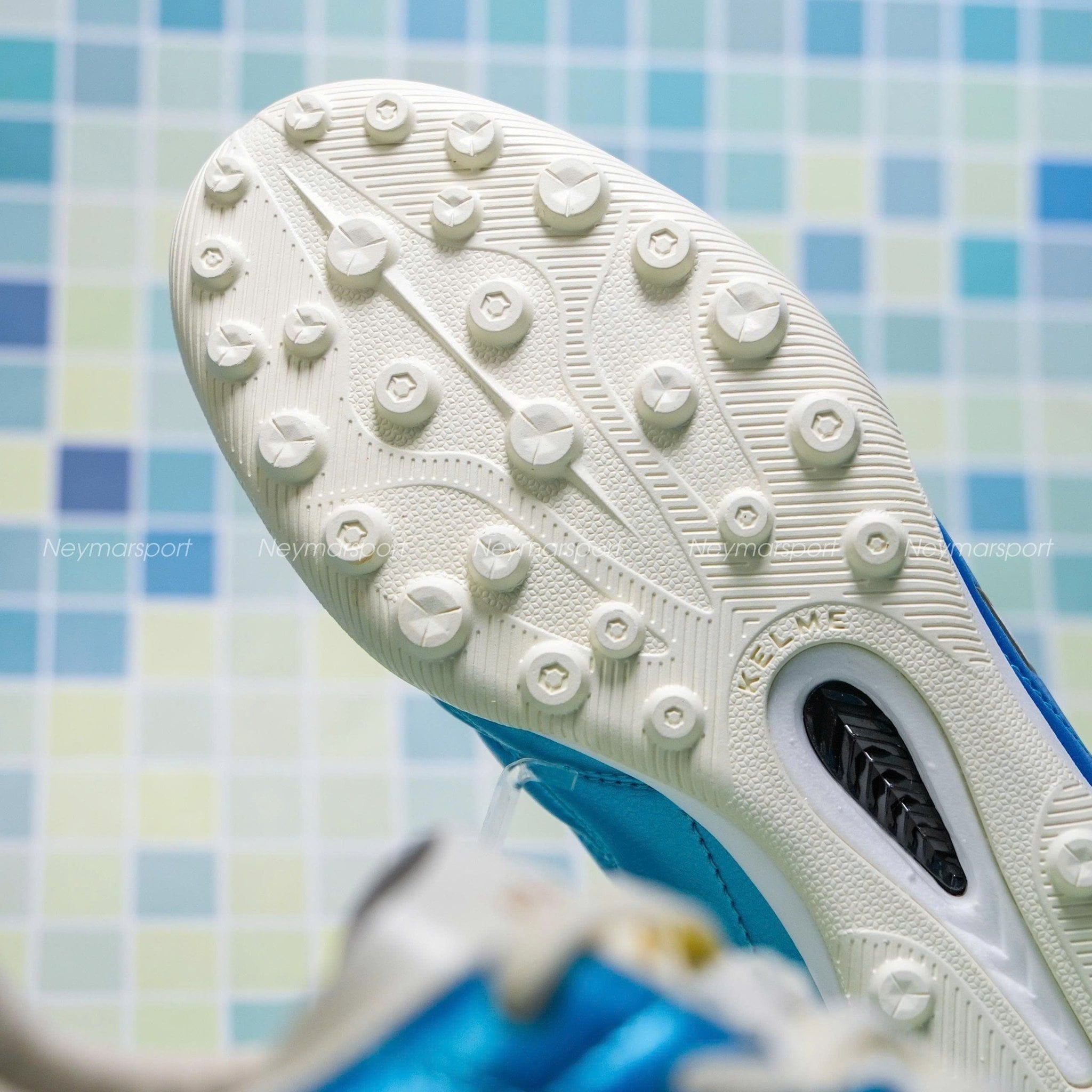 Review Kelme K-Fighting II: Giày đa năng giá rẻ cực ngon cho chân bè