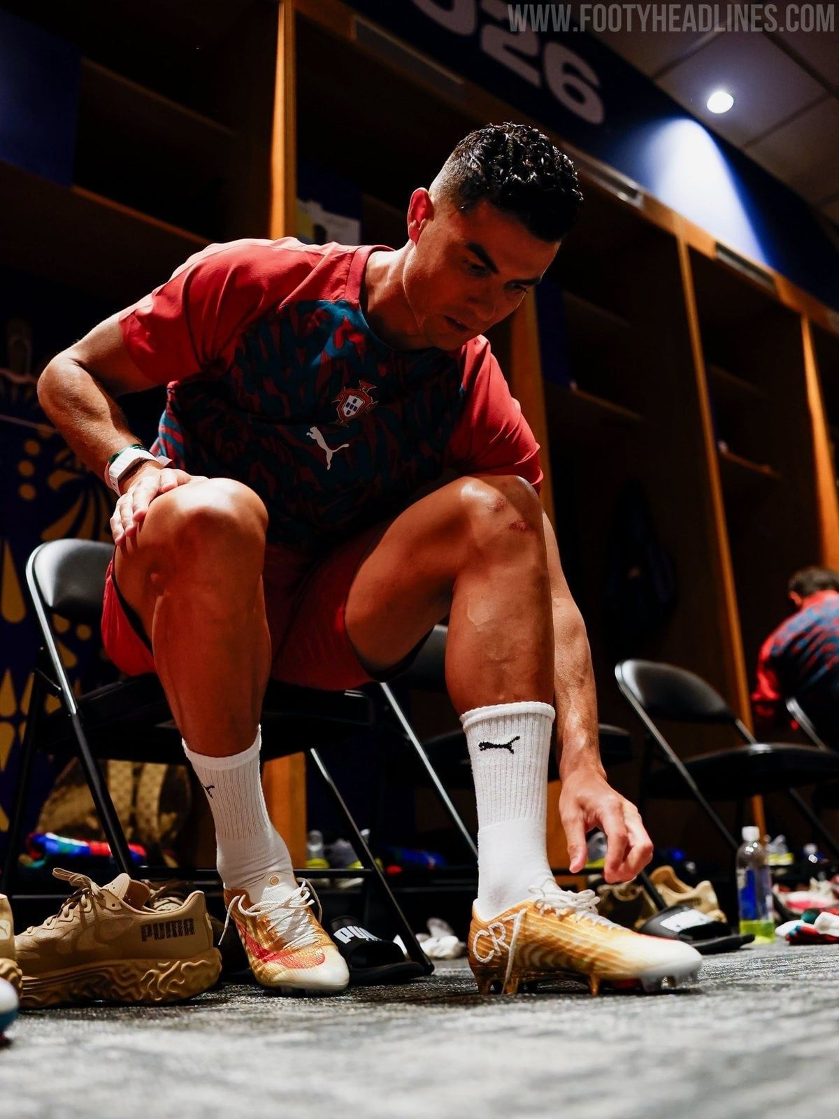 Ronaldo bất ngờ đổi giày đá bóng Nike Mercurial giữa trận gặp Columbia
