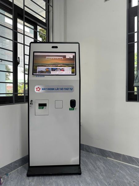 Kiosk dịch vụ công và hệ thống xếp hàng tự động tại UBND xã Sa Bình