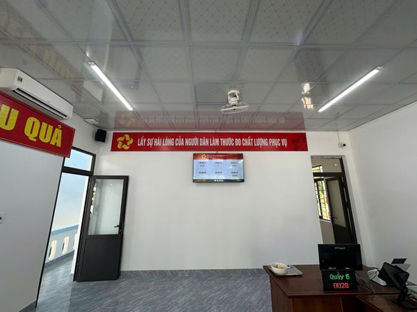 Kiosk dịch vụ công và hệ thống xếp hàng tự động tại UBND xã Sa Bình