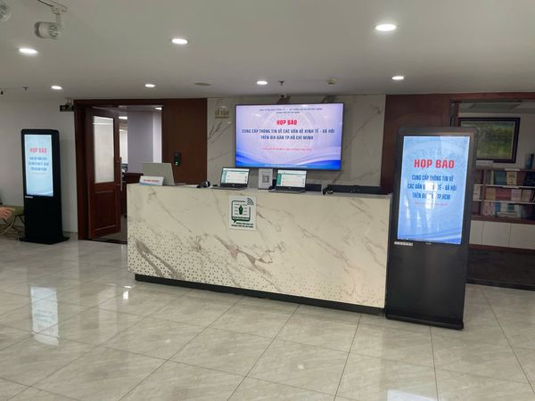 Kiosk Quảng Cáo Kỹ Thuật Số Series A 43 Inch