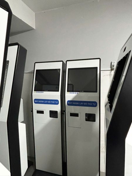 Kiosk Lấy Số Thứ Tự Series L Màn Hình 17 Inch