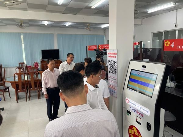 Kiosk Lấy Số Thứ Tự Series L Màn Hình 24 Inch