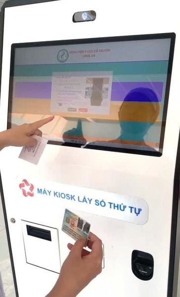 Kiosk Lấy Số Thứ Tự Series L Màn Hình 24 Inch