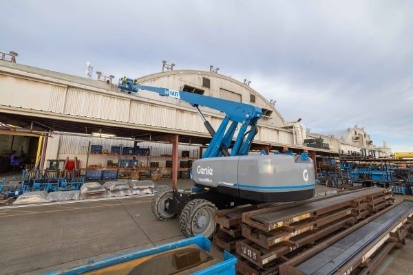 Sử dụng xe nâng người hỗ trợ đẩy nhanh tiến độ công việc hơn