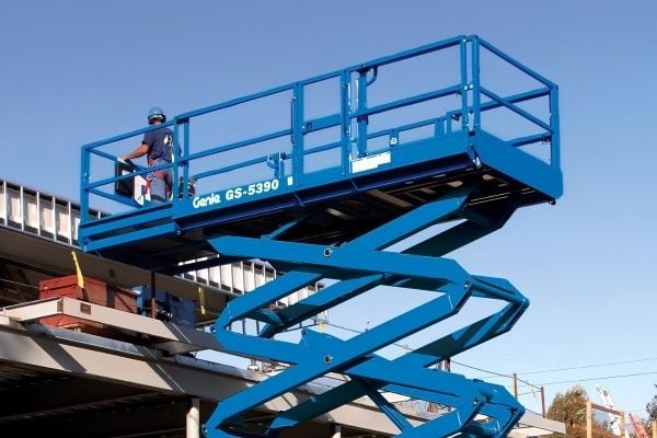 Xe nâng người phù hợp cho các công trình cần di chuyển vị trí liên tục