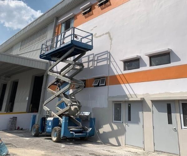 Lợi ích khi sử dụng xe nâng người bảo dưỡng nhà xưởng